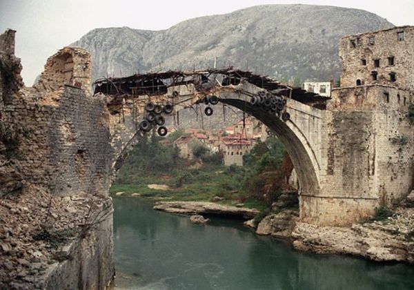 Il ponte di Mostar distrutto dalla guerra